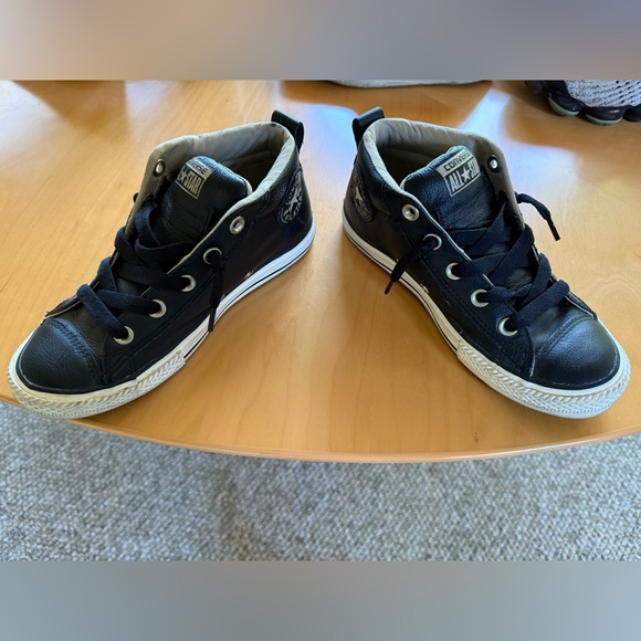 Converse Chuck Taylor All Star Street
Mid Youth's Size 3 Sneakers Black
Leather - Picture 5 of 7